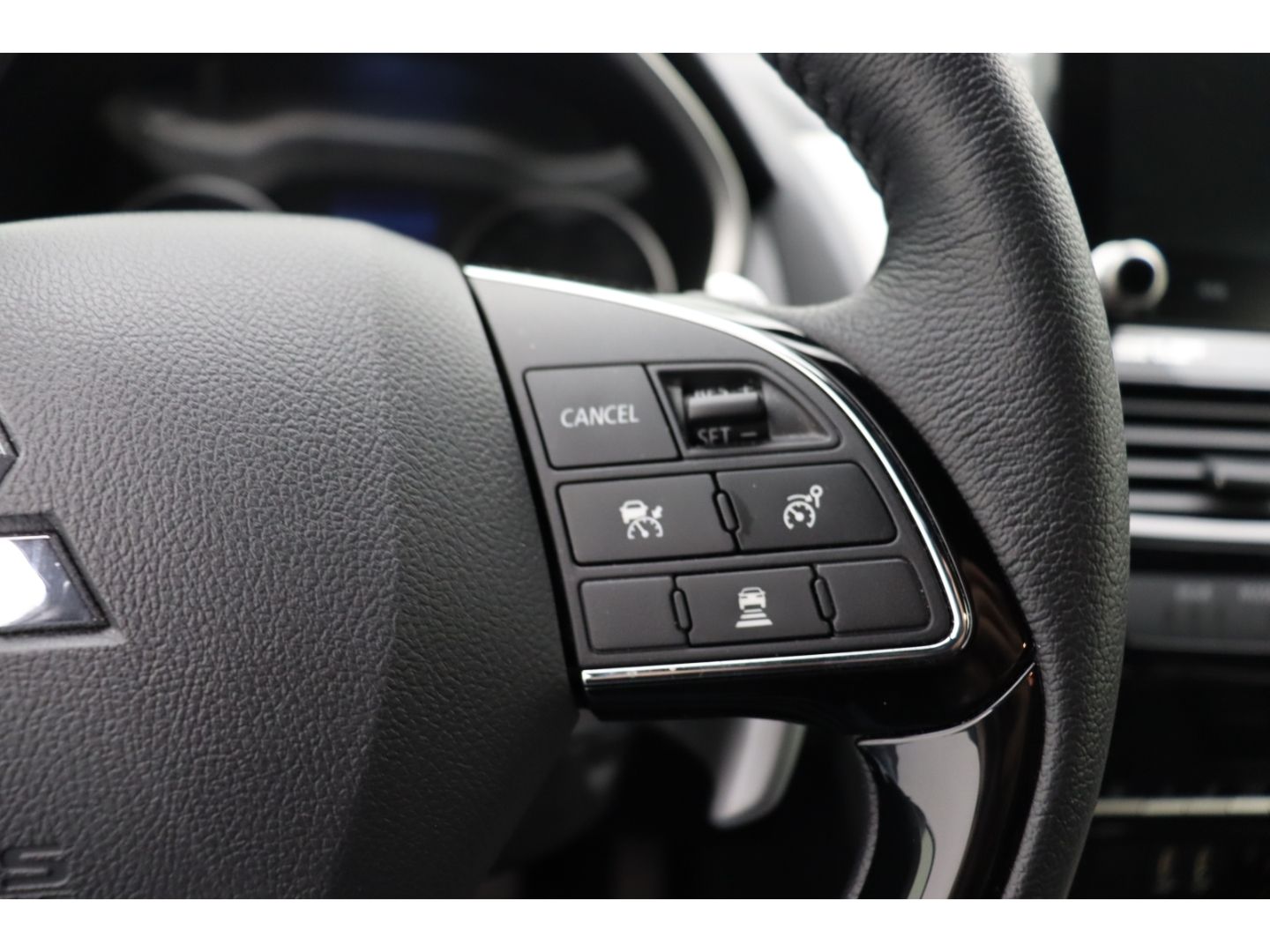 Fahrzeugabbildung Mitsubishi Eclipse Cross 2.4 Plus Select Hybrid 4WD