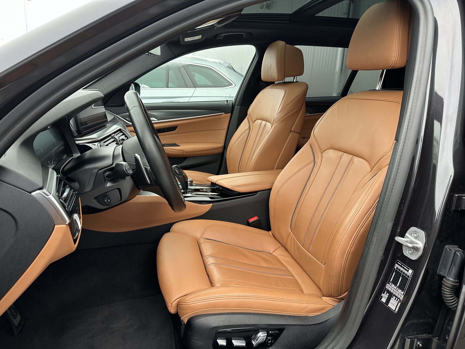 Fahrzeugabbildung BMW 520d Touring M-Sport NAV+LED+PANO+ACC+HEAD-UP+PA