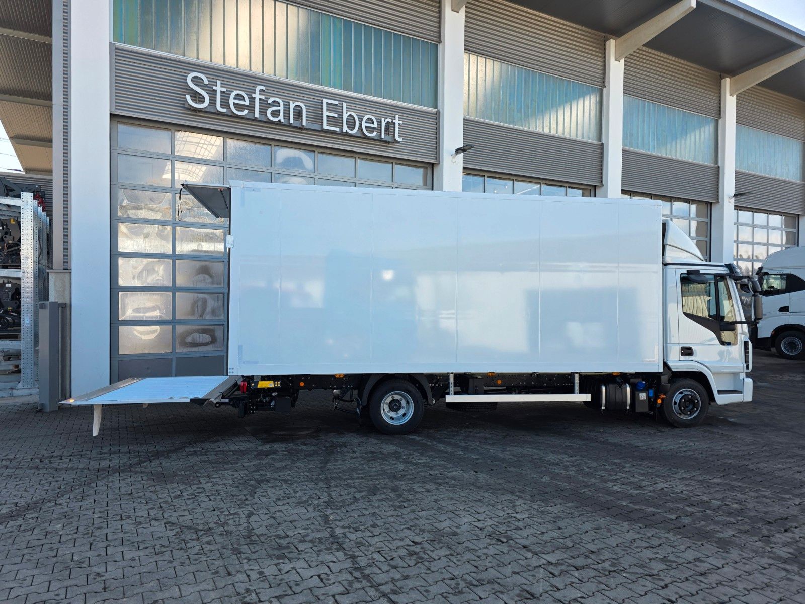 Fahrzeugabbildung Iveco Eurocargo 80E21 Koffer LBW