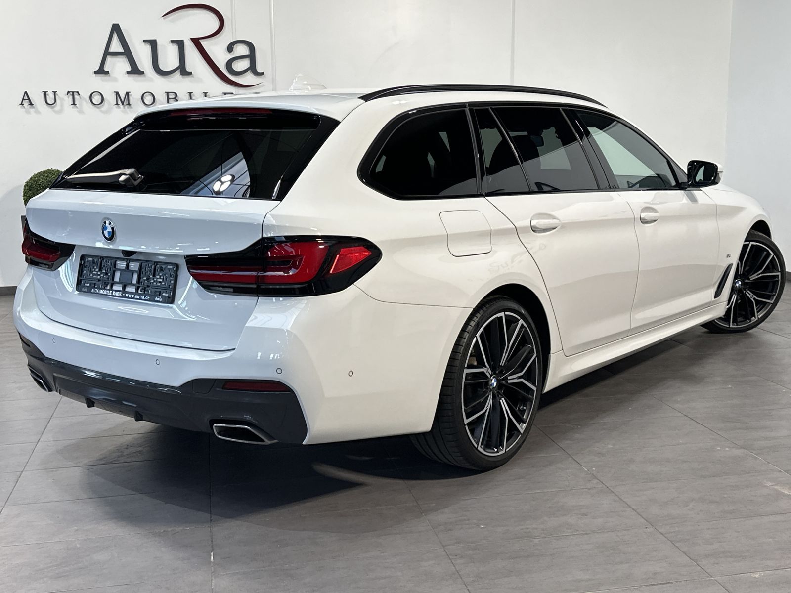 Fahrzeugabbildung BMW 520d Touring xDrive M-Sport NAV+LED+AHK+HEAD-UP