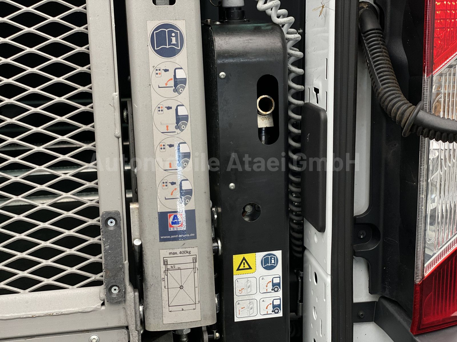 Fahrzeugabbildung Ford Transit 350 *Rollstuhl-Lift* +9-SITZE (4759)