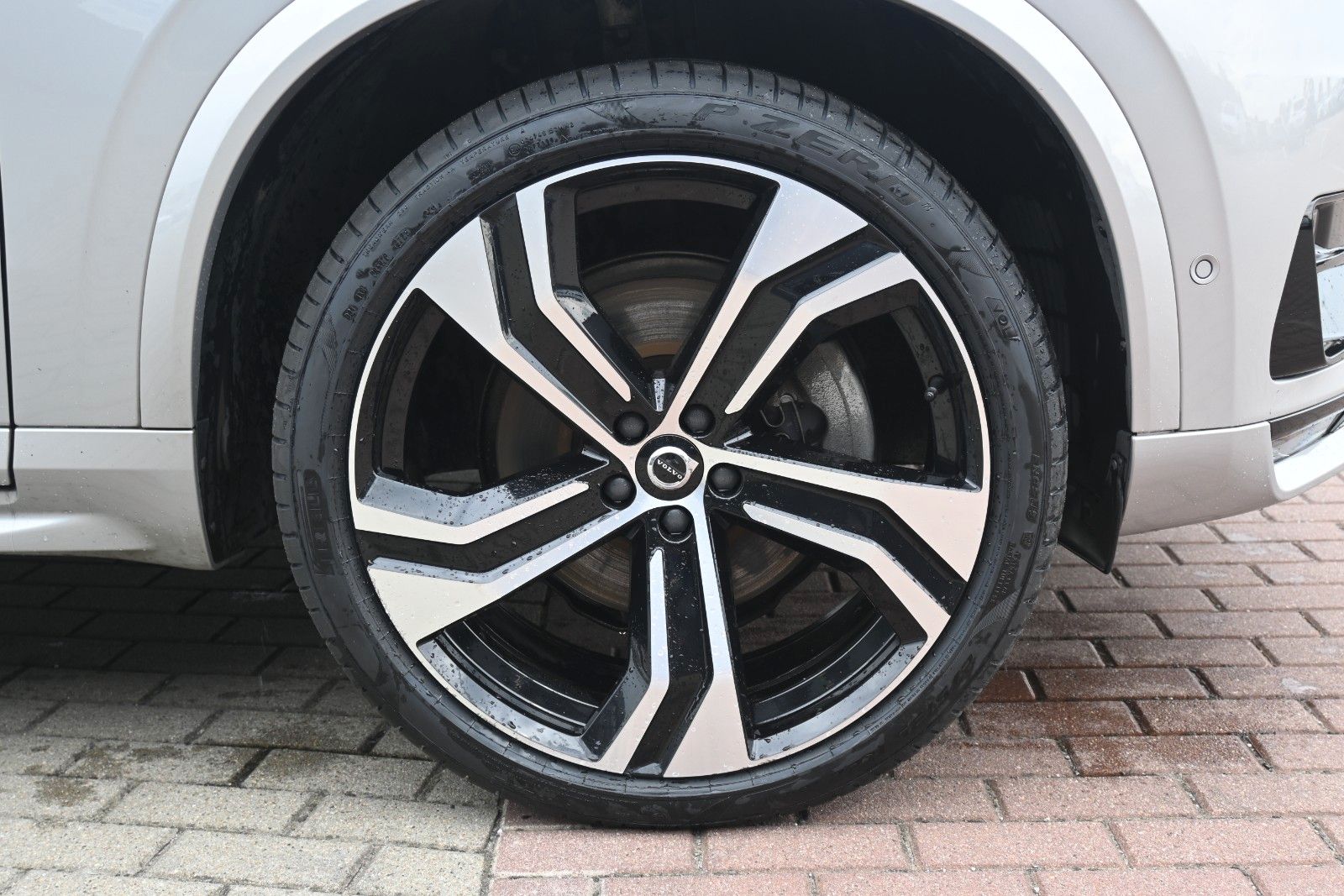 Fahrzeugabbildung Volvo XC90 B5 D AWD Dark*STDHZG*PANO*360°*22"