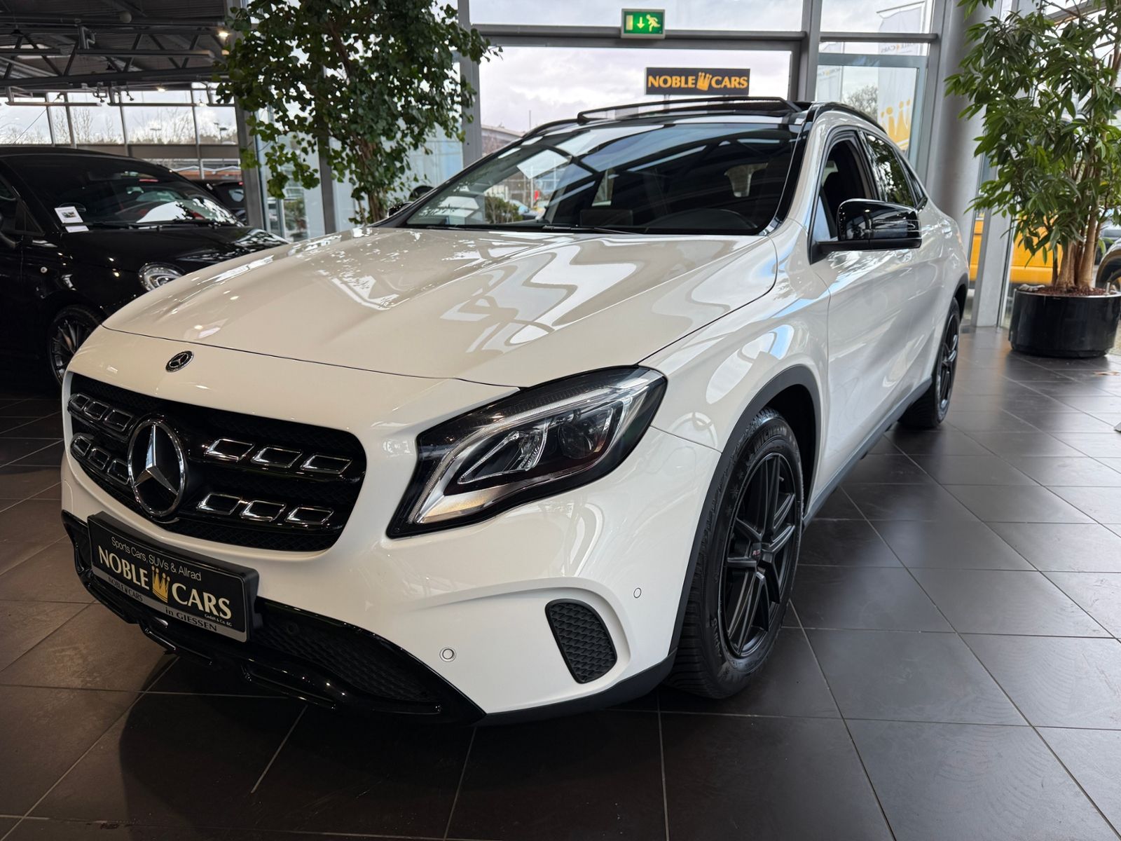 Fahrzeugabbildung Mercedes-Benz GLA 200 Night PANO LED NAVI