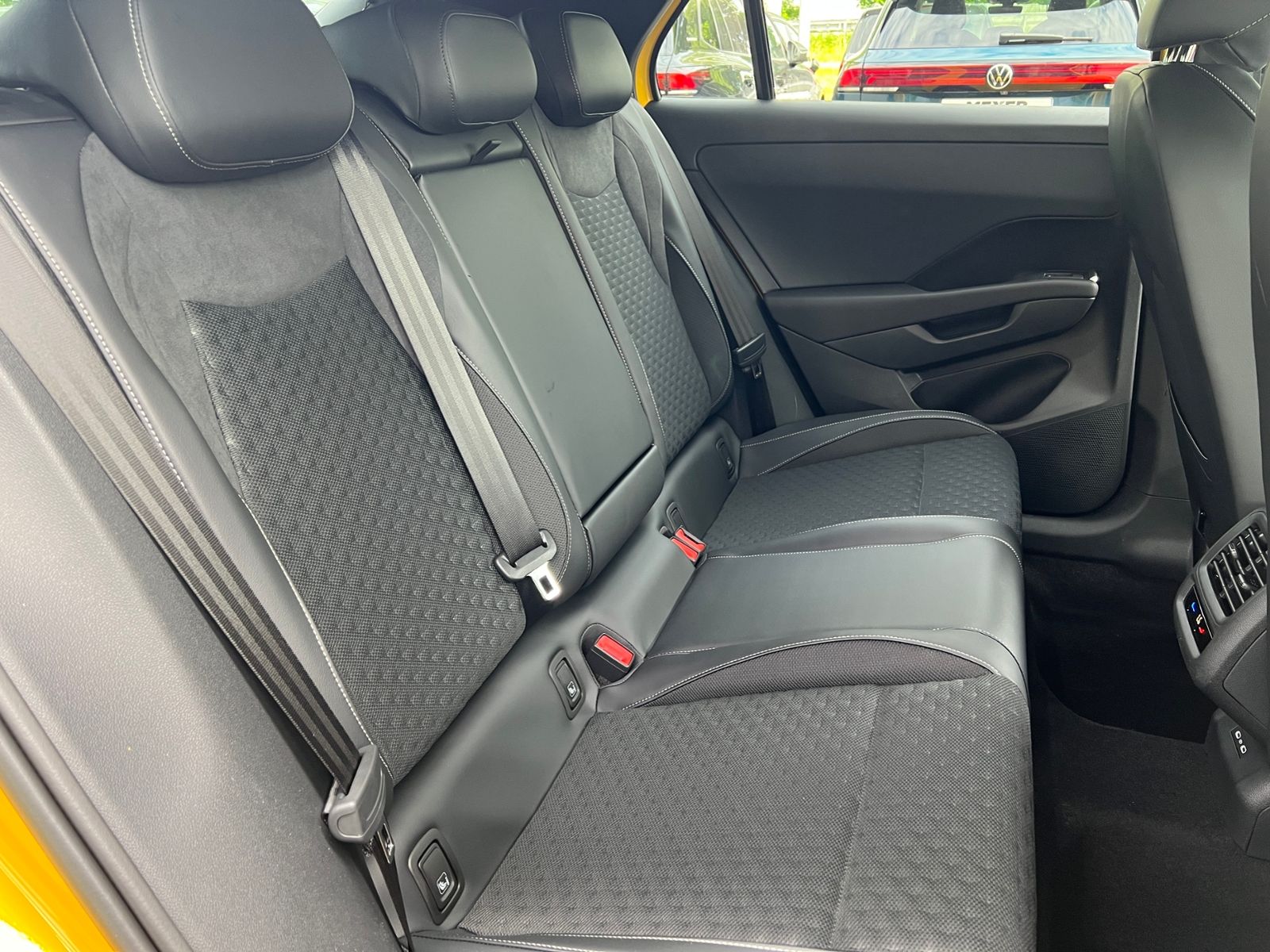 Fahrzeugabbildung Volkswagen T-Roc R-Line 1.5 eTSI DSG *BlackStyle, AHK, 20"-