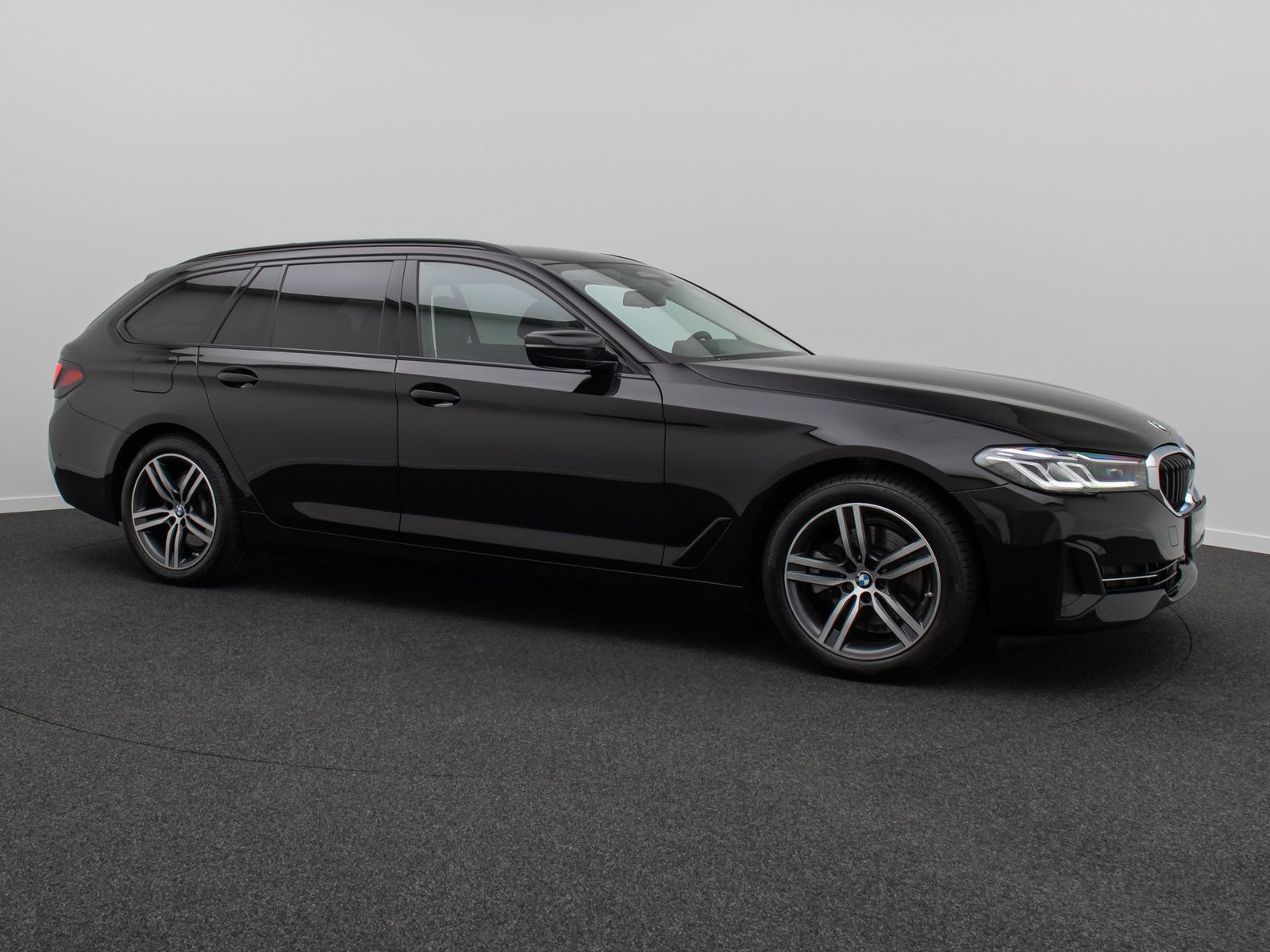 Fahrzeugabbildung BMW 520d xD Sport HUD DAB Leder 4xKlima Laser AHK