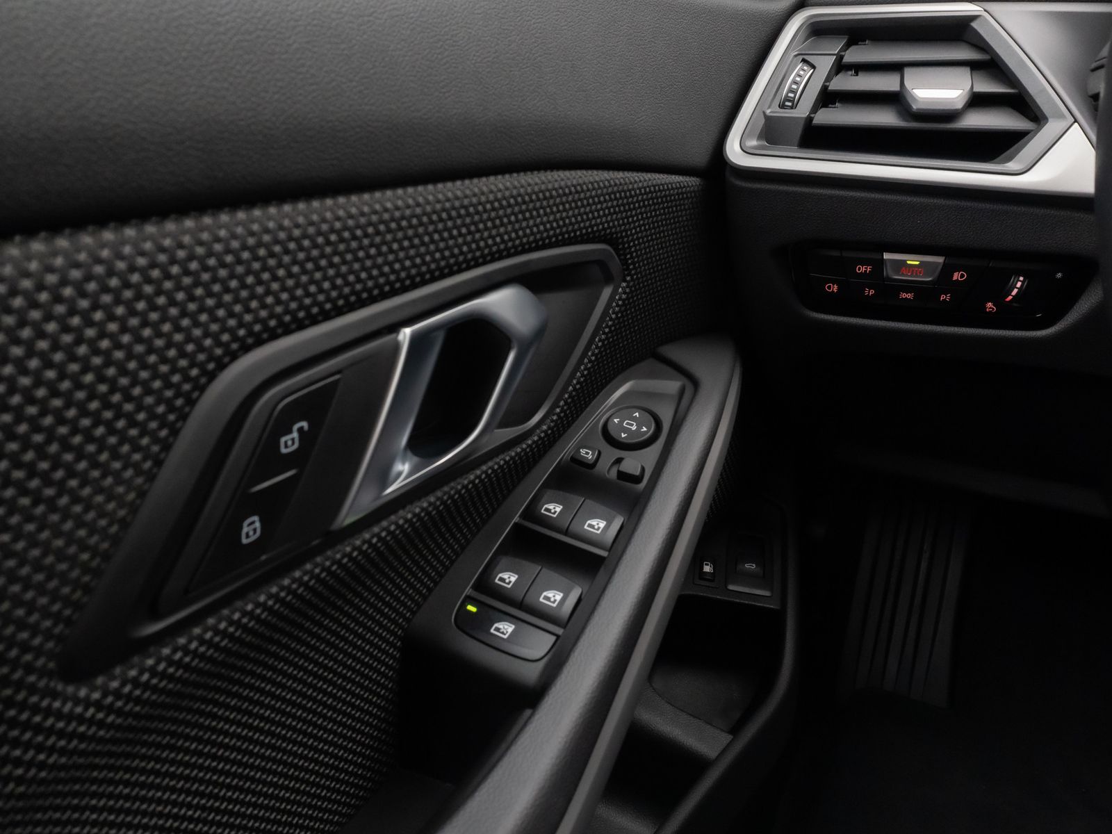 Fahrzeugabbildung BMW 330e HUD DAB HiFi CockPitPro PDC DrivingAssist