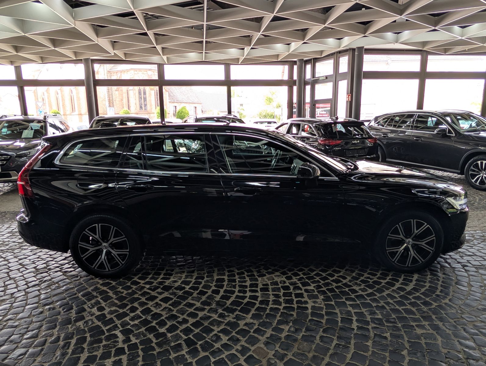 Fahrzeugabbildung Volvo V60 B3 Core 2.0Turbo MHEV VIRT LED APP SOUND AHK