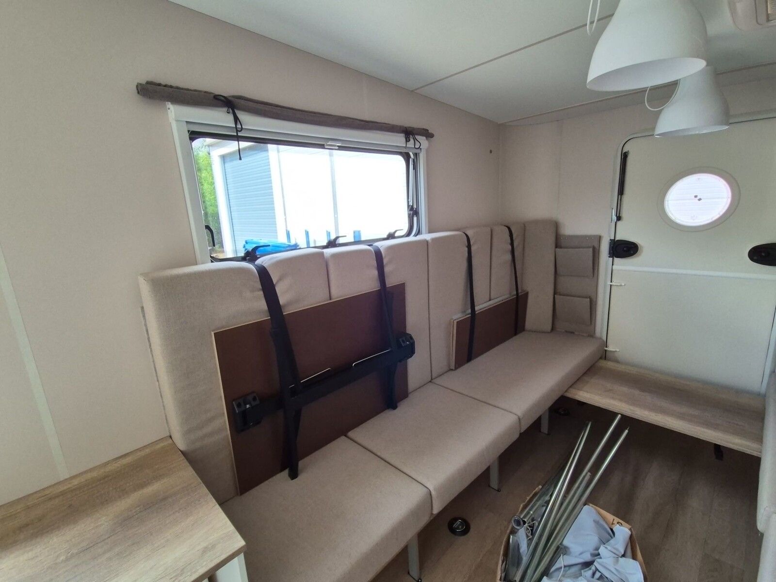 Fahrzeugabbildung Hobby Beachy 450 Sonnensegel,Porta Potti, Auflastung