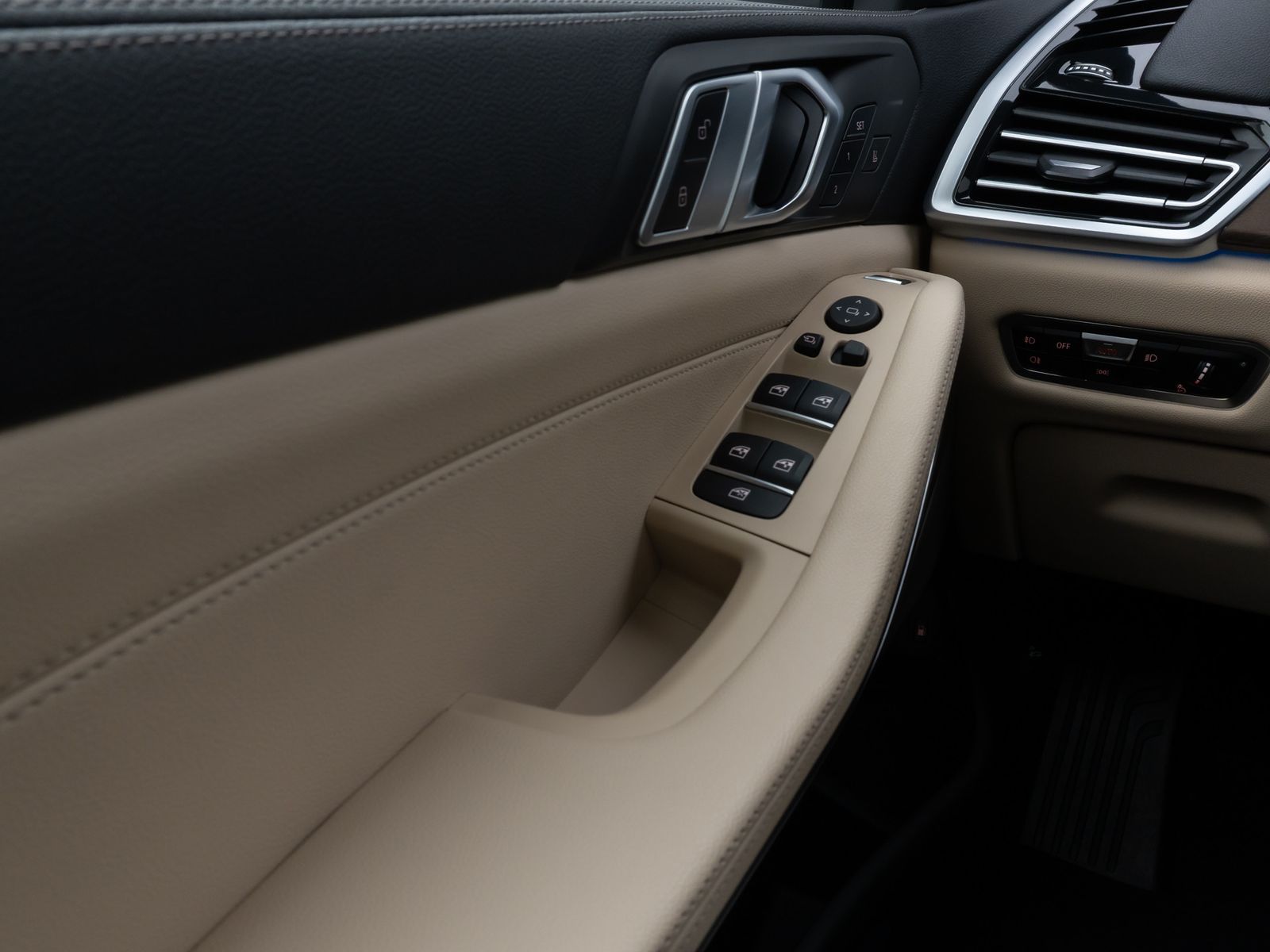 Fahrzeugabbildung BMW X5 xD45e XLine Panorama DAB H/K SoftCL AHK Sport