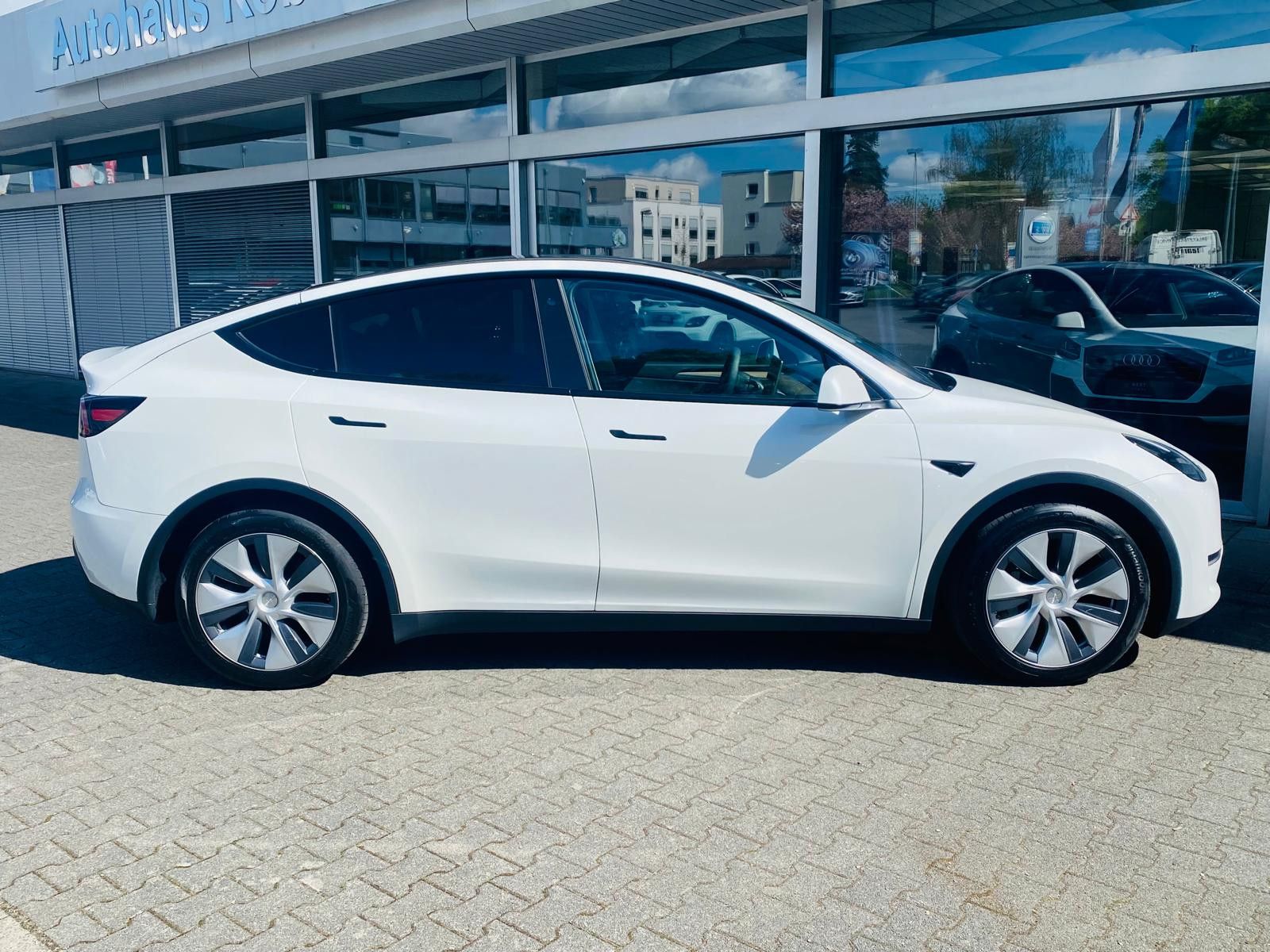 Fahrzeugabbildung Tesla Model Y LR Dual AWD PANO+STDHZ+NAVI+LED+ACC+AHK+