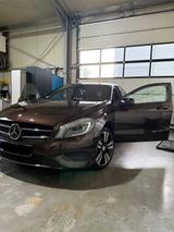Mercedes-Benz Mercedes A Klasse A200 - Mercedes-Benz A 200 mit Benzin-Antrieb: Navigationssystem, Kleinwagen, Automatik