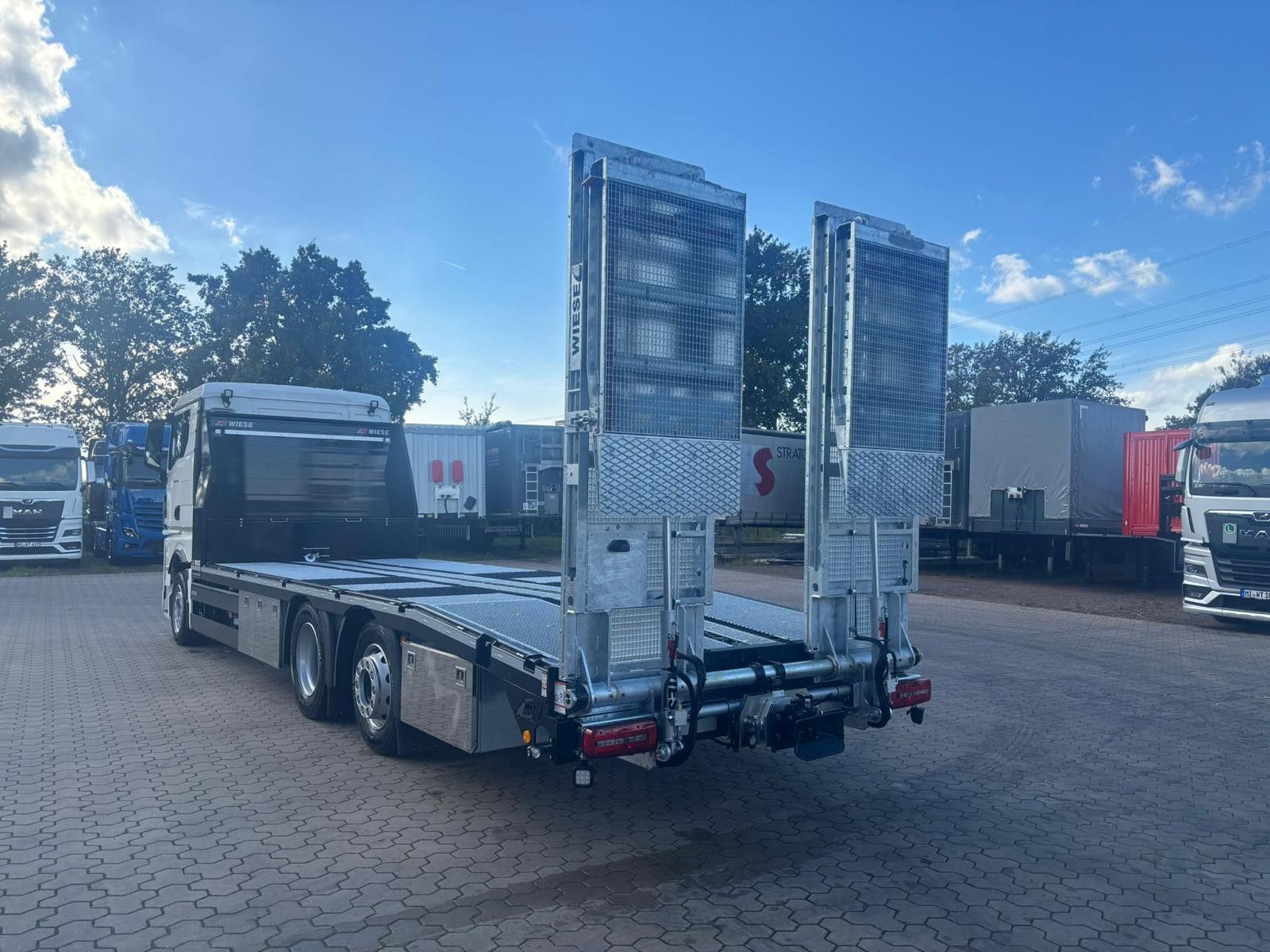 Fahrzeugabbildung MAN Baumaschinen-  Arbeitsbühnentransporter Rampen