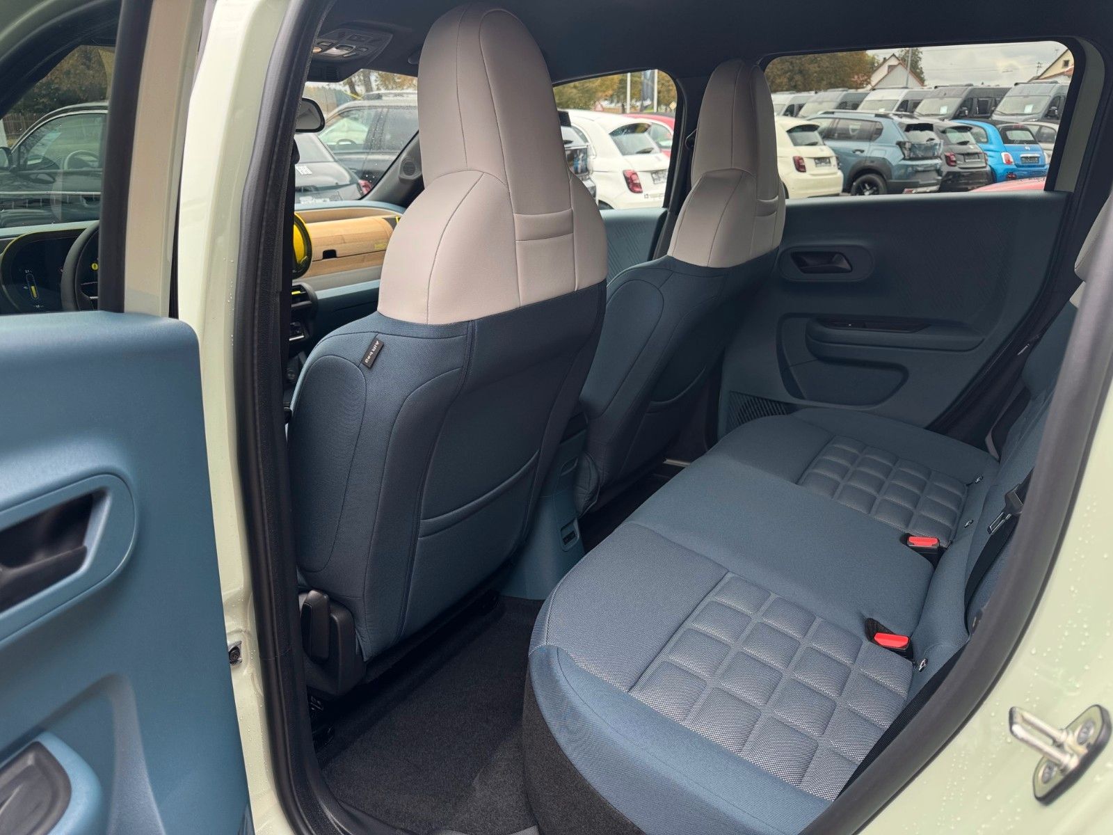 Fahrzeugabbildung Fiat Grande Panda Elektro La Prima 44 kWh Navi Kamera