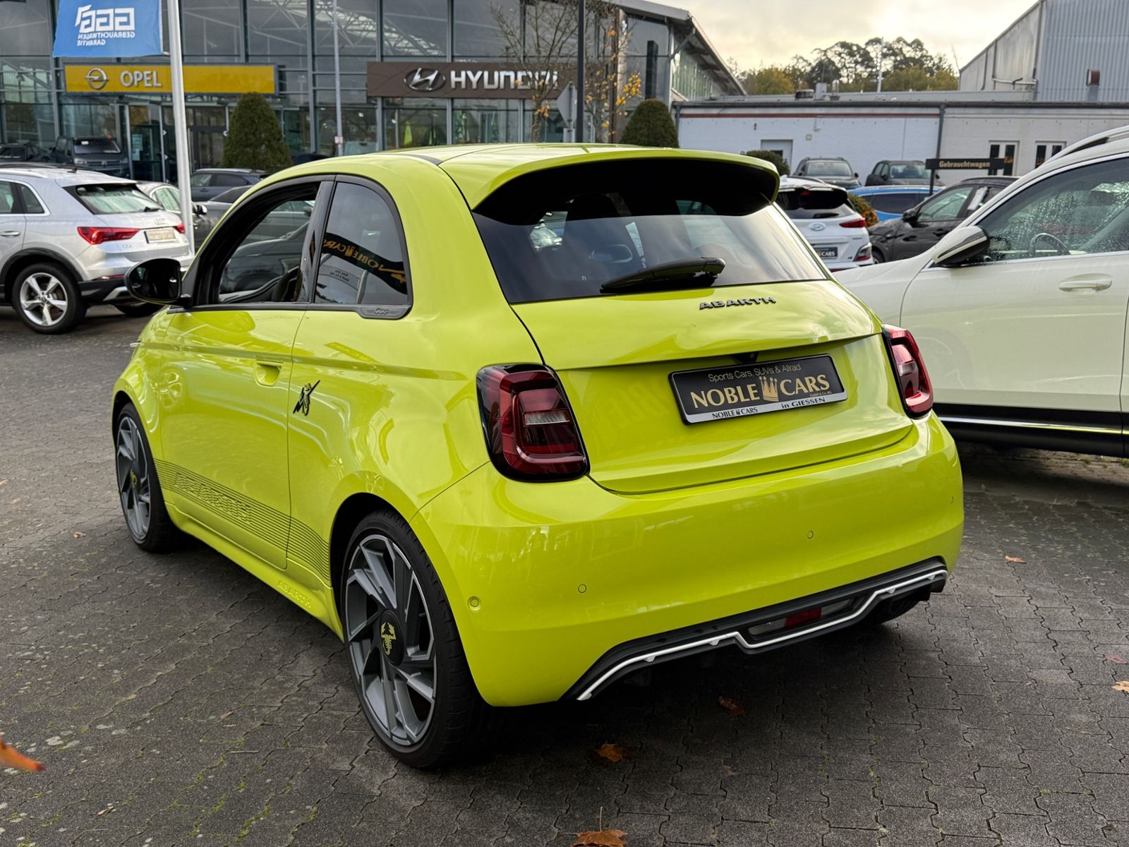Fahrzeugabbildung Abarth 500e 42kWh Scorpionissima PANO KAM LED