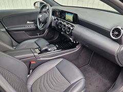 Fahrzeugabbildung Mercedes-Benz A 200d Style DCT Navi SiHz PDC RFK DAB MBUX