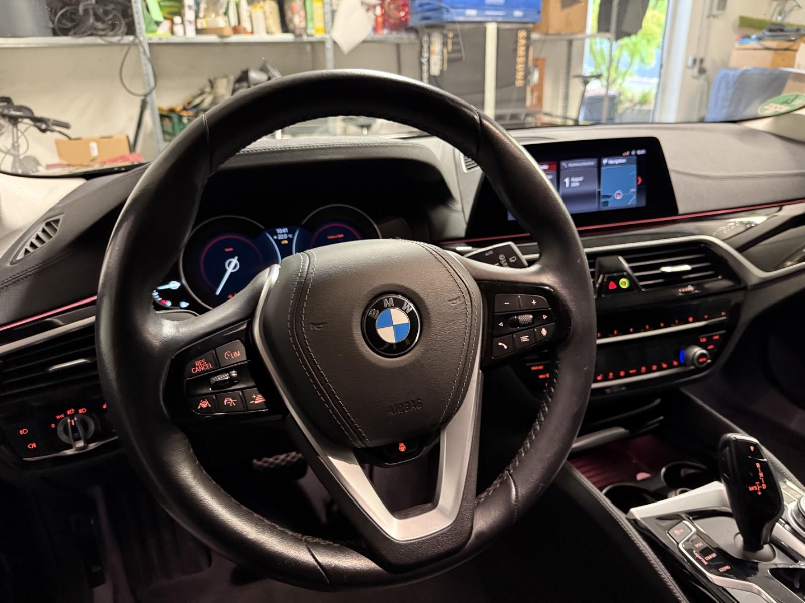 BMW 530i xDrive Touring Luxury Line Pano HUD