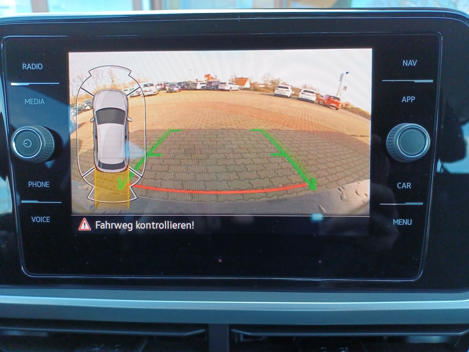 Fahrzeugabbildung Volkswagen T-Roc TSI Life LED CarPlay AID ACC RFK SH LM