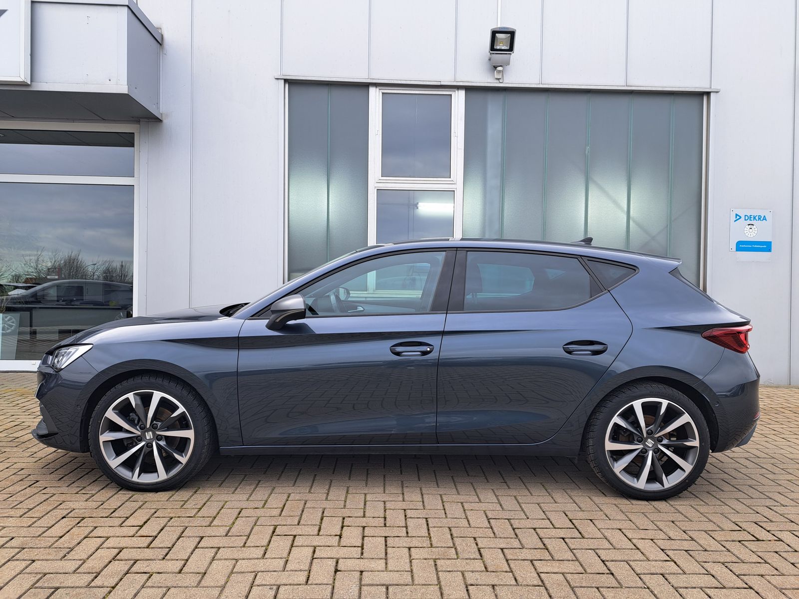 Fahrzeugabbildung SEAT Leon 1.5eTSI FR DSG LED NAVI BEATS KAMERA 18"ALU