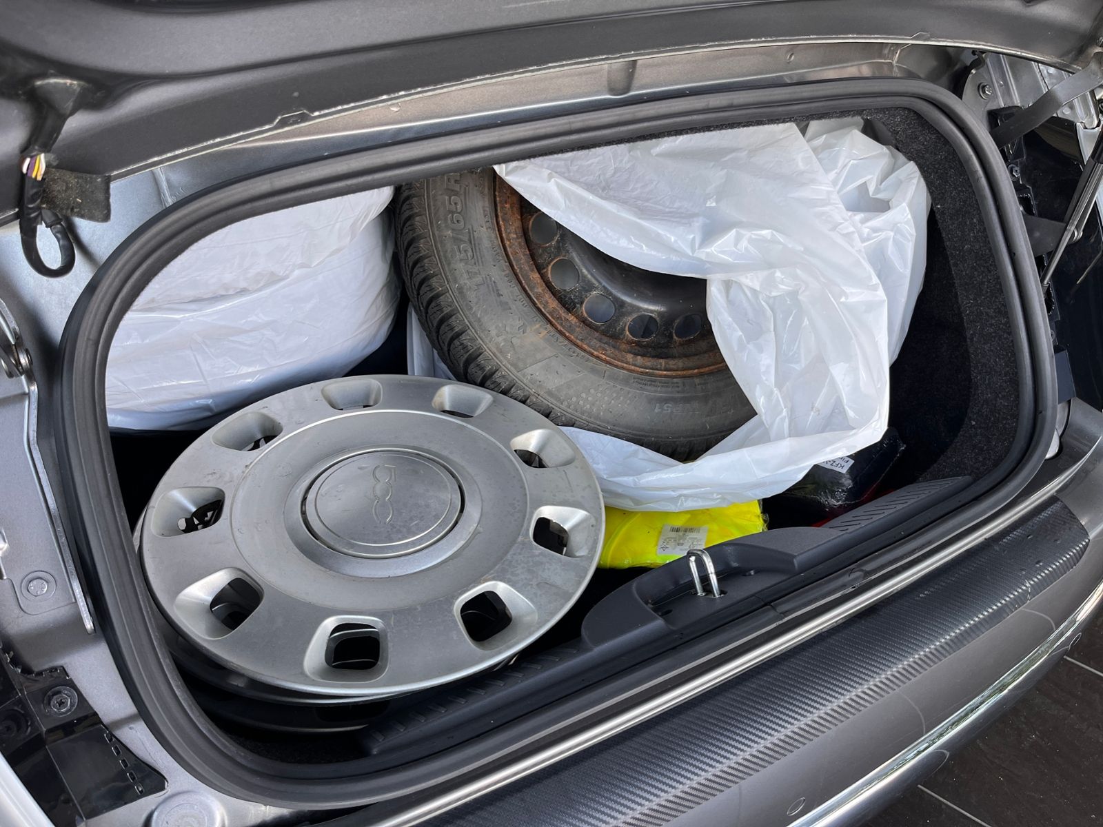 Fahrzeugabbildung Fiat 500C Lounge KLIMA ALU 8-Fach bereift