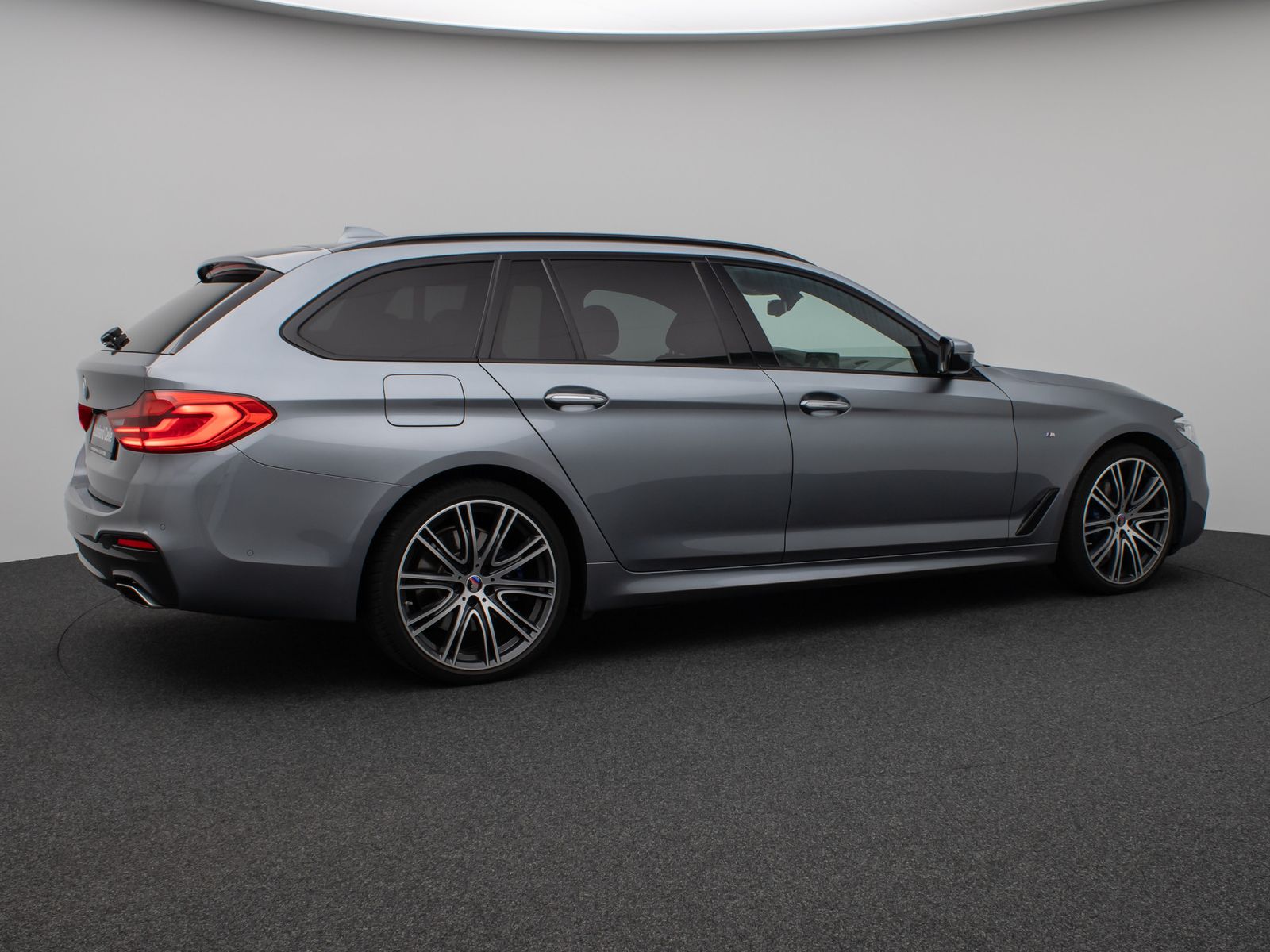 Fahrzeugabbildung BMW 530d xD M Sport Kamera HUD HiFi SoftCl Komfort