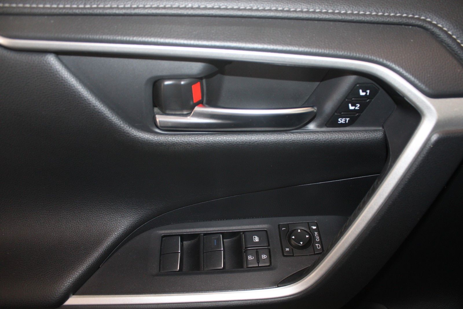 Fahrzeugabbildung Toyota RAV 4 4x2 Hybrid Lounge Aut. PANO LED LEDER ACC