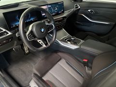Fahrzeugabbildung BMW 320i Touring M Sport -AHK/Pano/HeadUp/Innovation