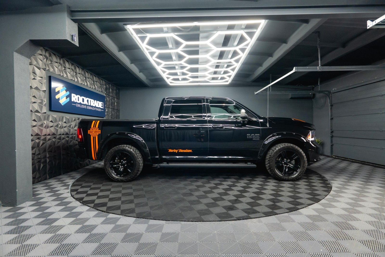 Fahrzeugabbildung Dodge RAM 5.7 V8 HEMI 4x4 OFFROAD Night HarleyDavidson