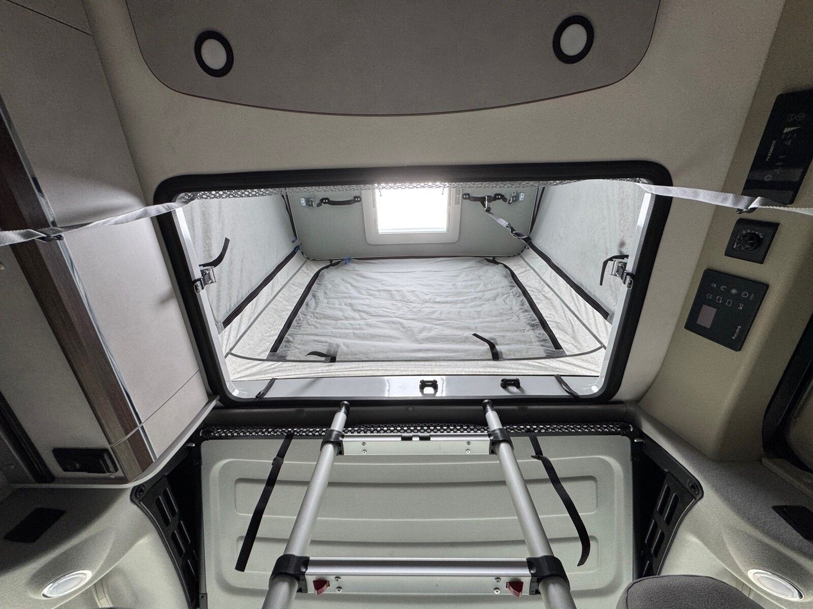 Fahrzeugabbildung Pössl Summit Shine 540 R Fiat 140 PS Markise, Solar