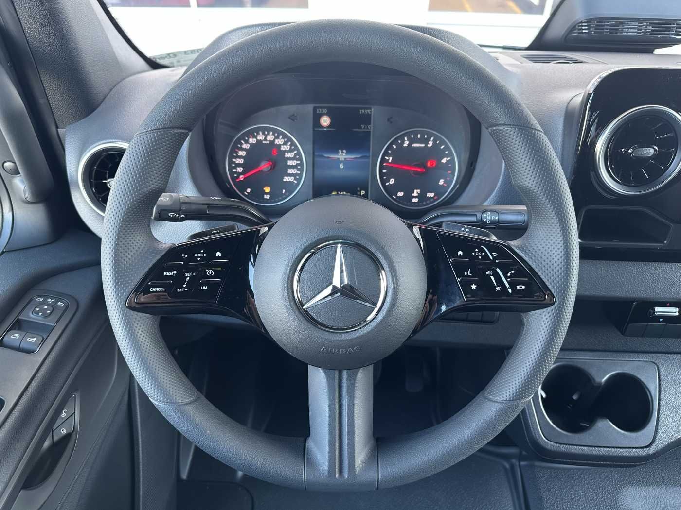 Fahrzeugabbildung Mercedes-Benz Sprinter 319 CDI DoKa 3665 4x4 Klima AHK LED