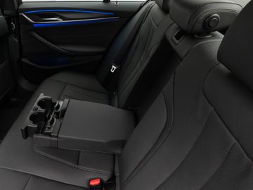 Fahrzeugabbildung BMW 520d M Sport  Kamera HUD DAB HiFi AHK DisplayKey