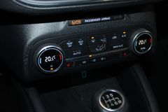 Fahrzeugabbildung Ford Focus  Hybrid Titanium Turnier NAVI Kamera LED