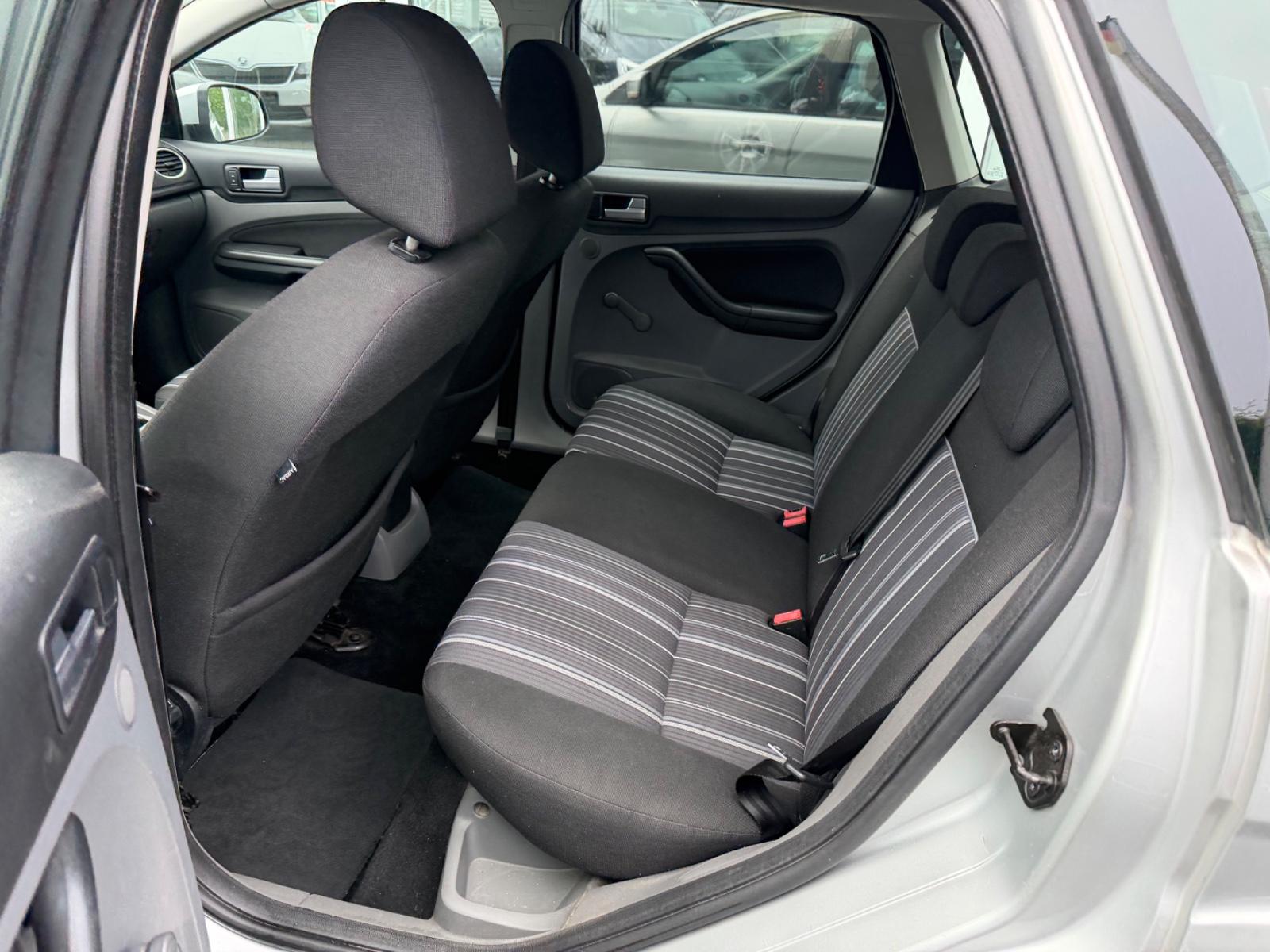 Ford Focus 2010 — photo 11