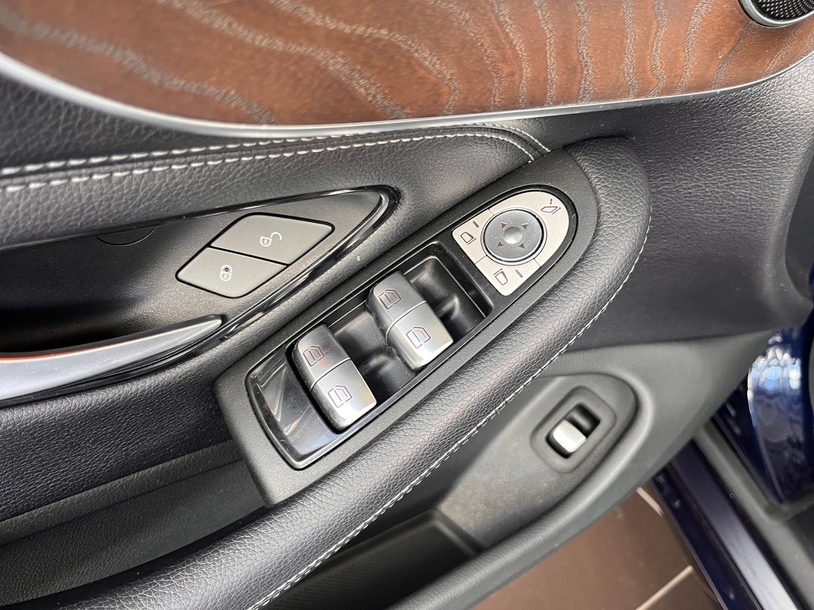 Fahrzeugabbildung Mercedes-Benz C 300 Cabrio  9G-TRONIC LED NAV SHZ PDC 17"
