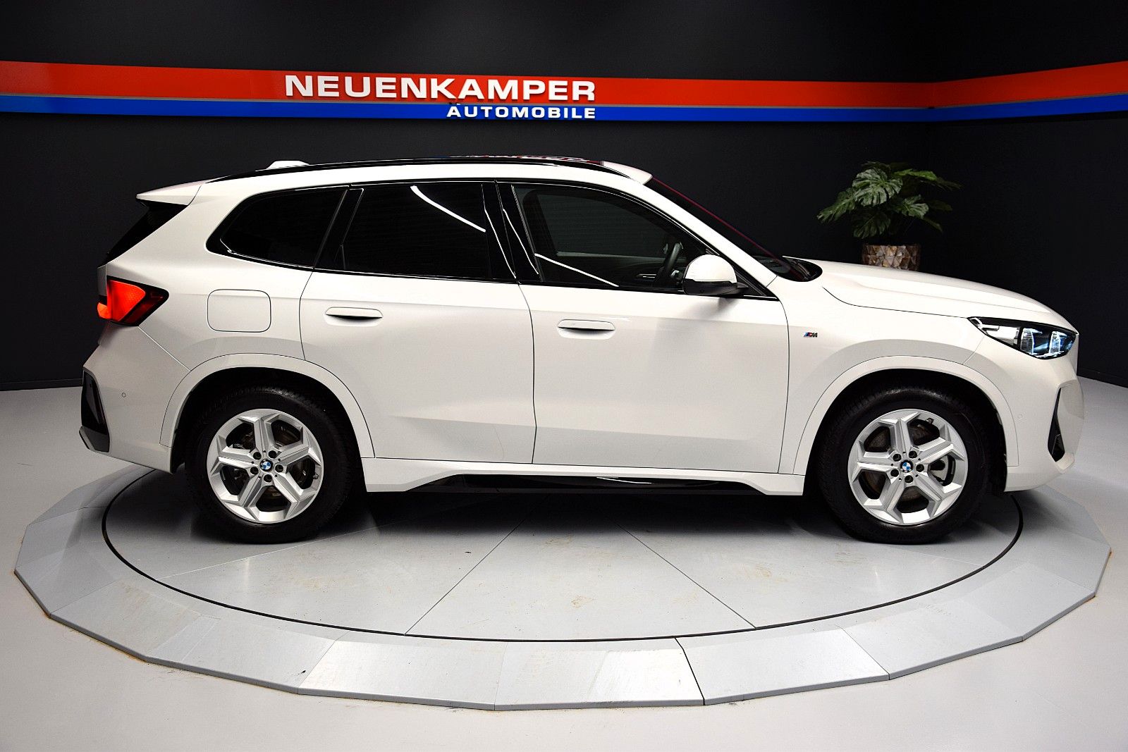 Fahrzeugabbildung BMW X1 sDrive 20 i M Sport Pano ACC HuD Memory H&k