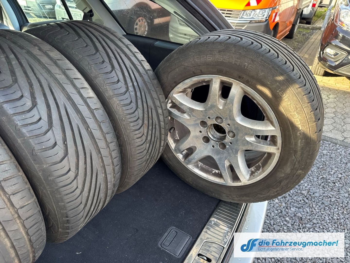 Fahrzeugabbildung Mercedes-Benz E 240 Navi Bi-Xenon Klimaautom e-Sitze *EXPORT