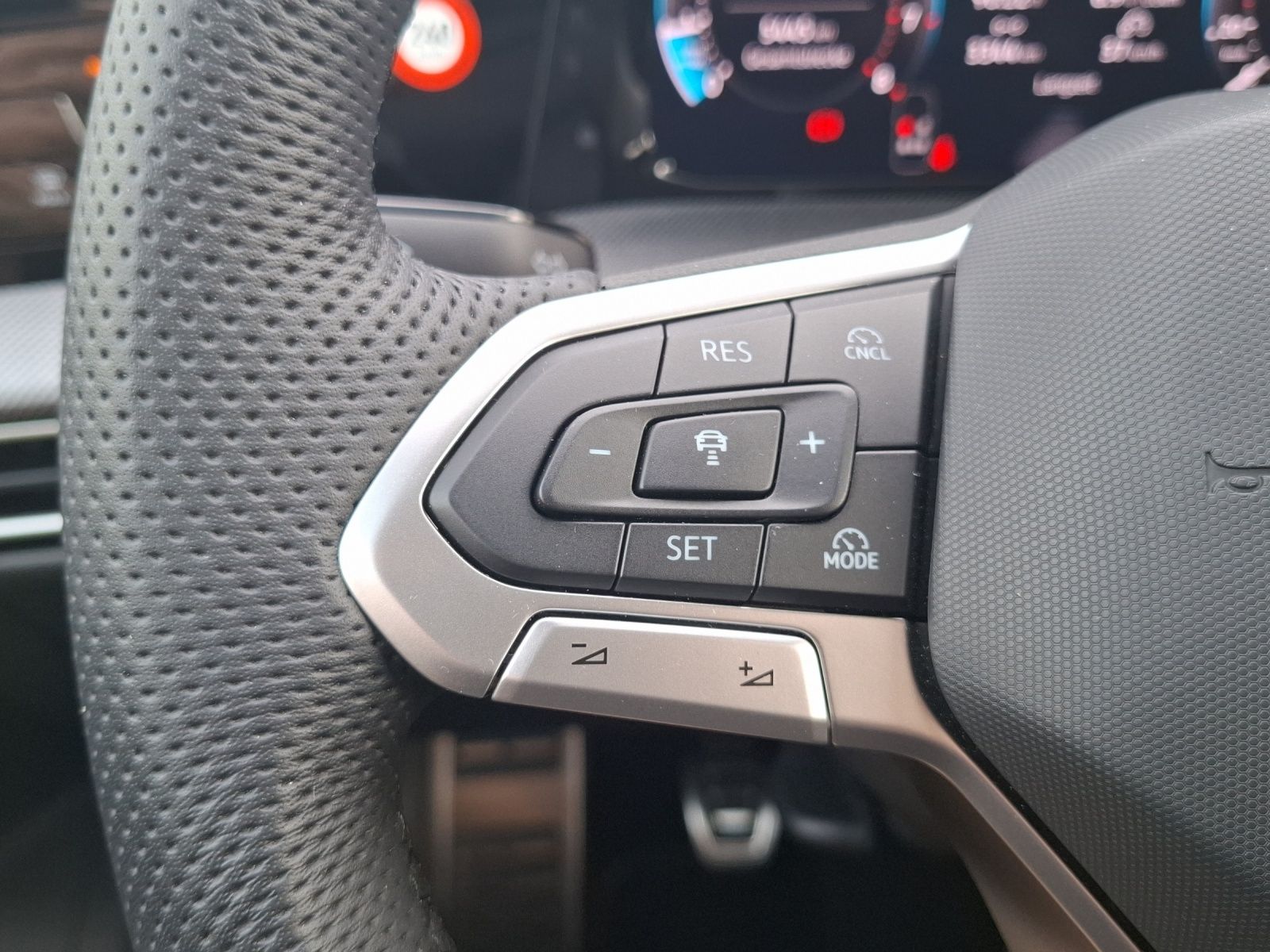 Fahrzeugabbildung Volkswagen Golf VIII Variant TSI R-Line LED Navi AID HUD AC