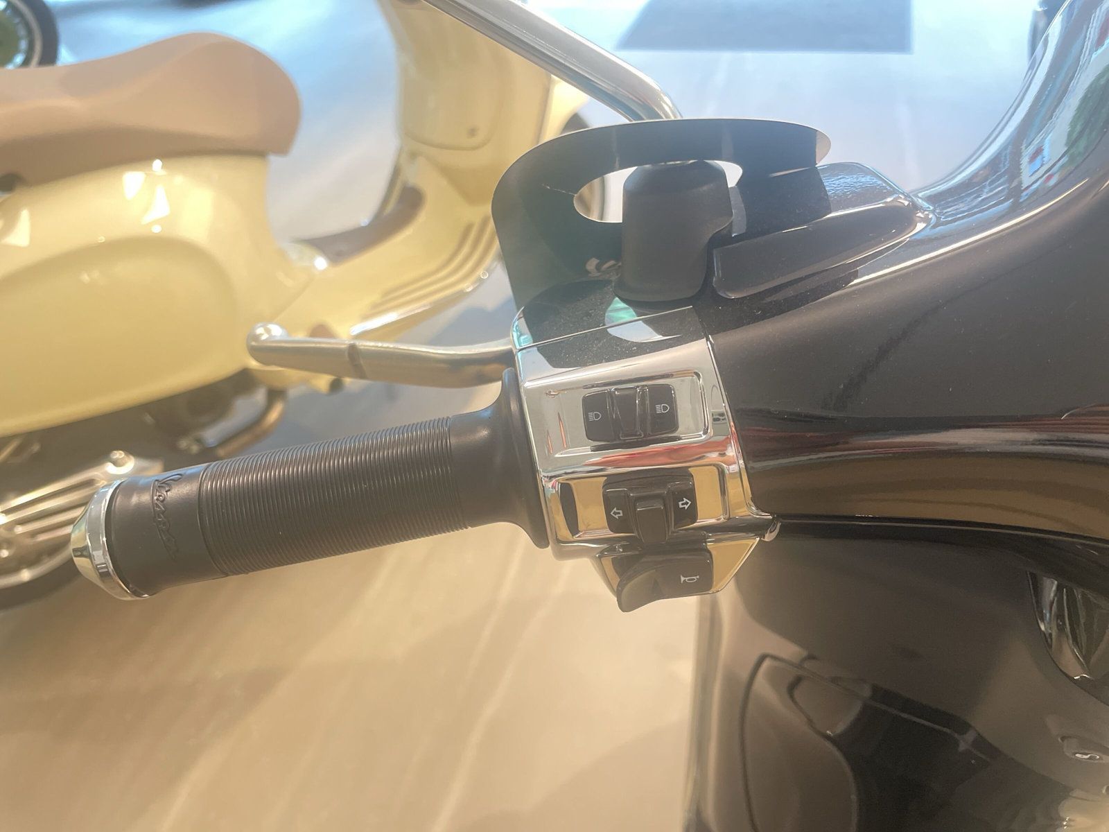 Fahrzeugabbildung Vespa PRIMAVERA 125 NERO CONVINTO