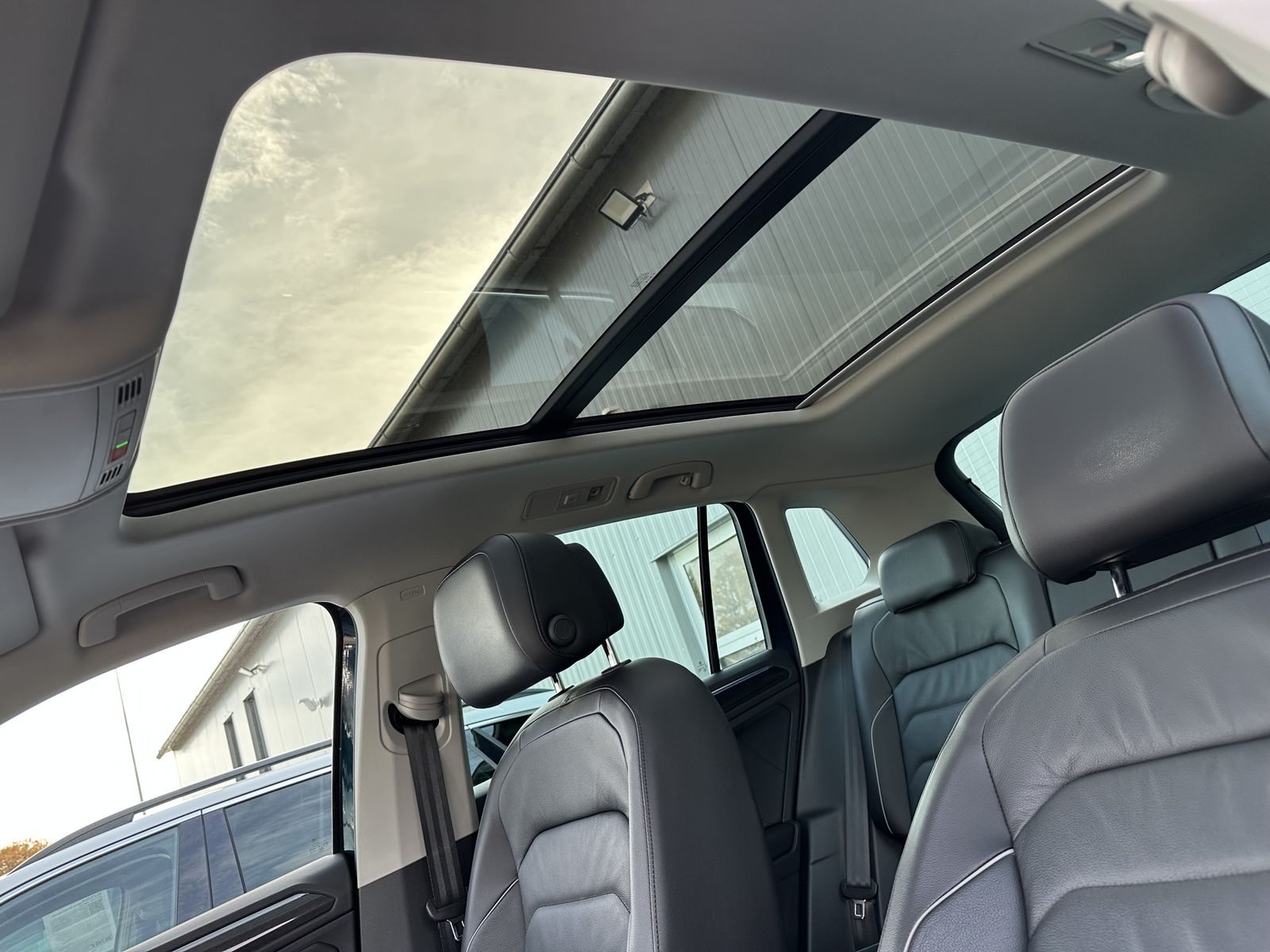 Fahrzeugabbildung Volkswagen Tiguan 4M Elegance NAV+LED+AHK+PANO+VCOCK+HEADUP