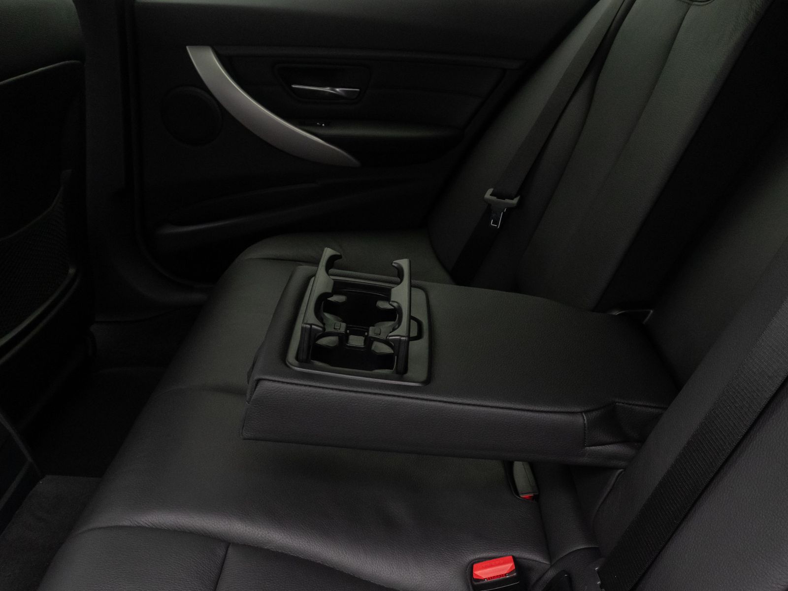 Fahrzeugabbildung BMW 320d HUD HiFi NaviPro Alarm DriveAss Komfo Leder