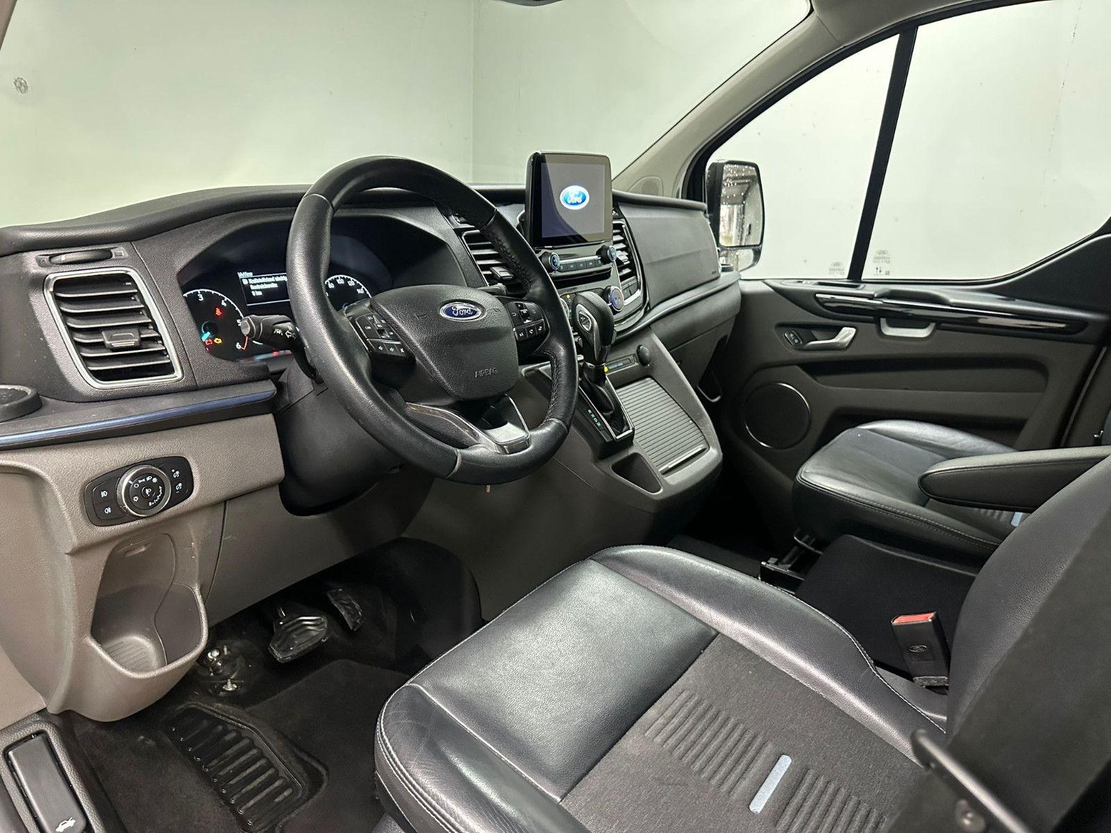 Fahrzeugabbildung Ford Tourneo Custom L1H1 Active*SDH*AHK*8-SITZE*XENON