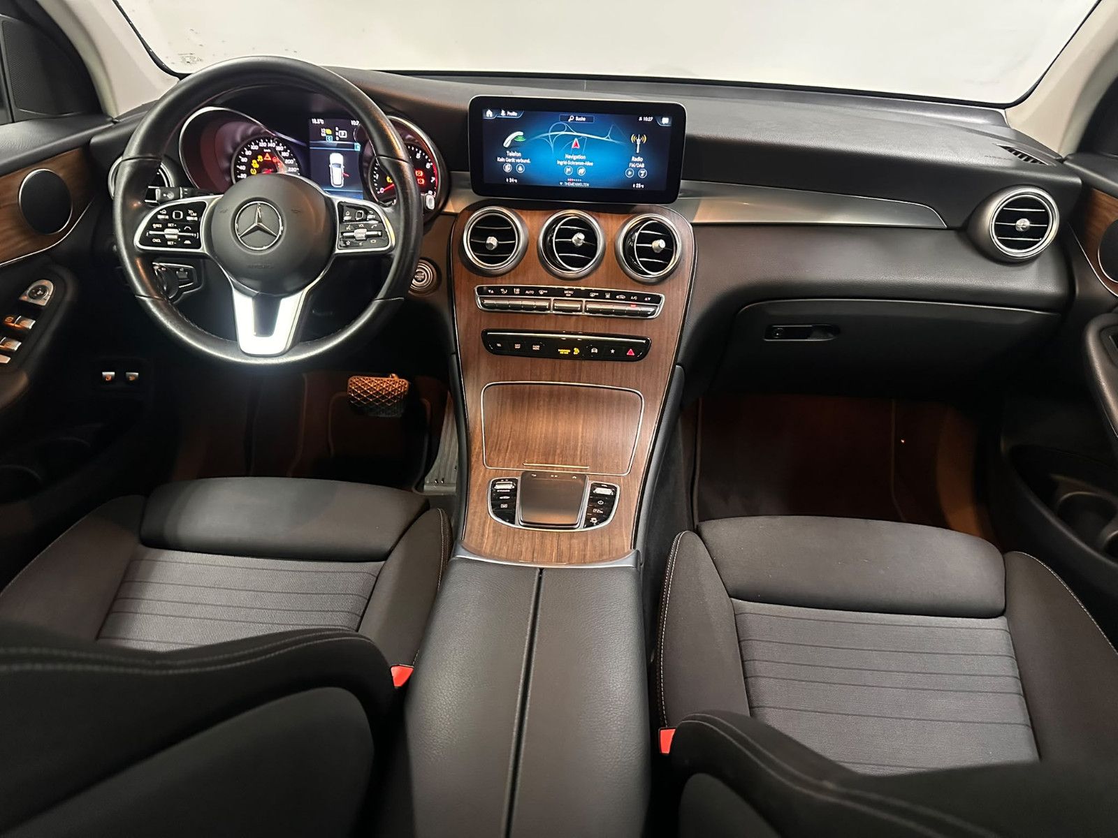 Fahrzeugabbildung Mercedes-Benz GLC 300 e 4MATIC Autom.*AHK*PANORAMA*DISTRO