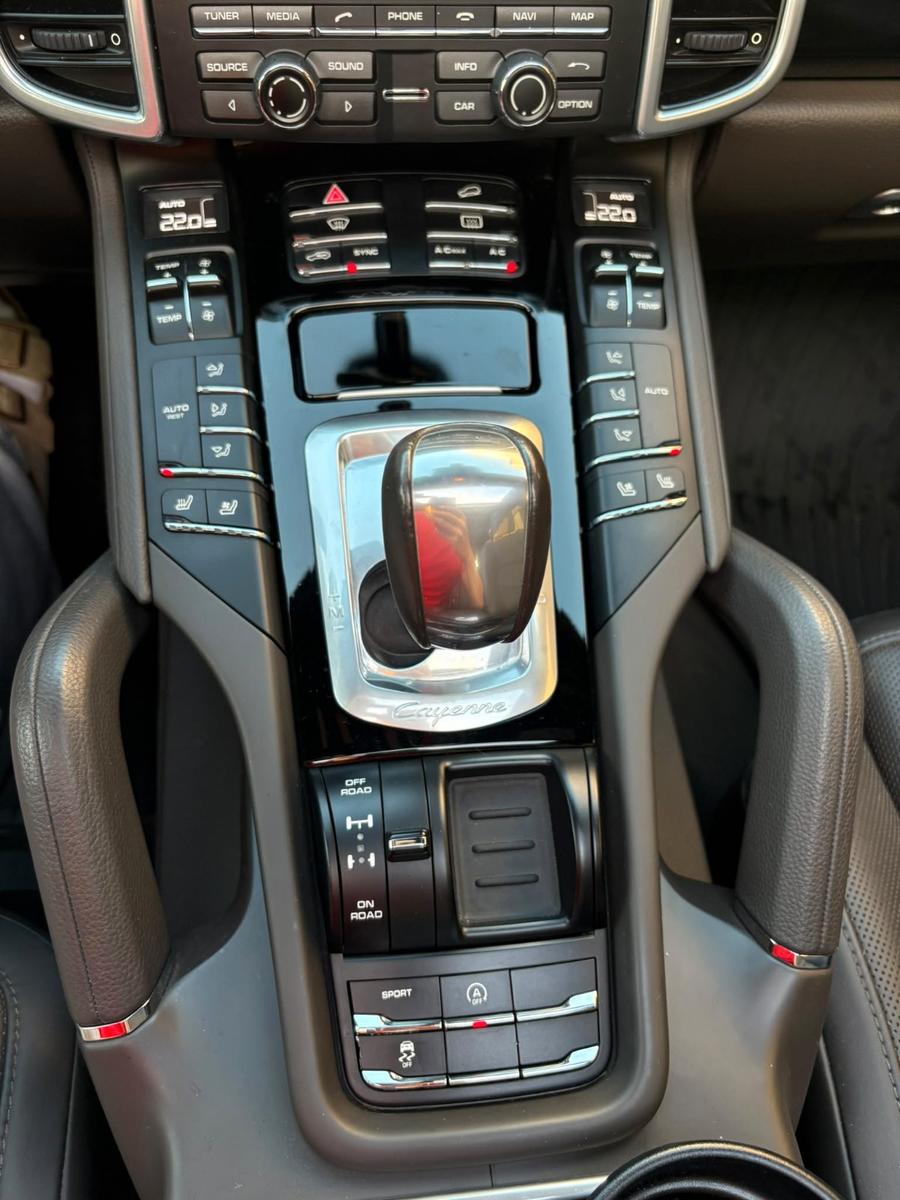 Porsche Cayenne - -