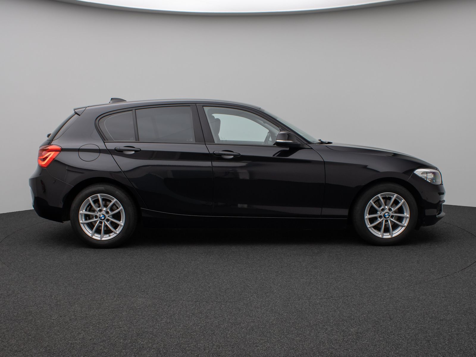 Fahrzeugabbildung BMW 118i Parkassist Sitzheizg USB Regensensor 8fach