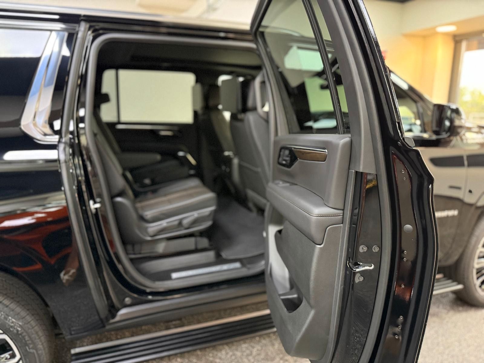 Fahrzeugabbildung Chevrolet 2026 SUBURBAN HIGH COUNTRY 24"-PANORAMA