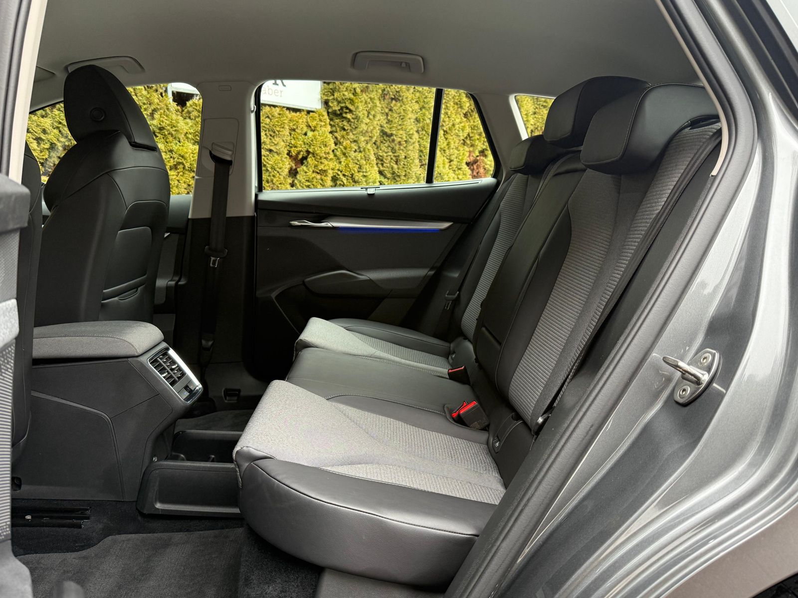 Fahrzeugabbildung SKODA Enyaq 60 Loft CCS+LED+NAV+SHZ+KAMERA+AHK+ACC+DAB