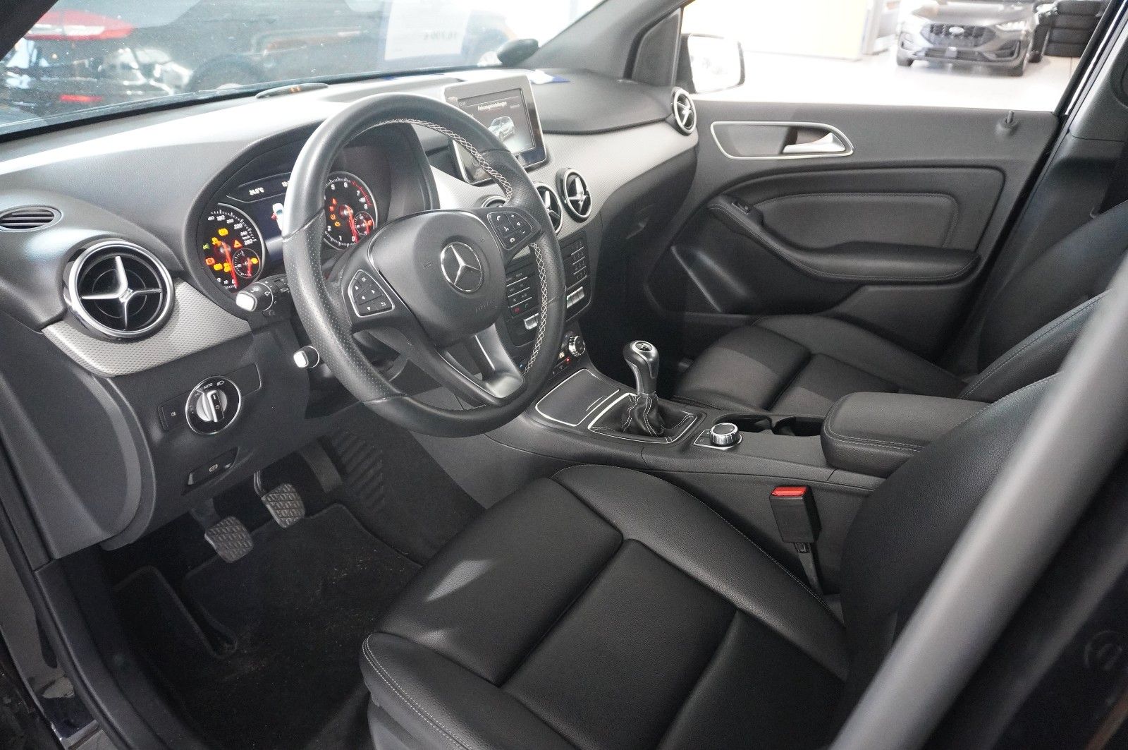 Fahrzeugabbildung Mercedes-Benz B 200 URBAN NAVI/LED/SHZ/PDC/TEMP./LEDER/KLIMA