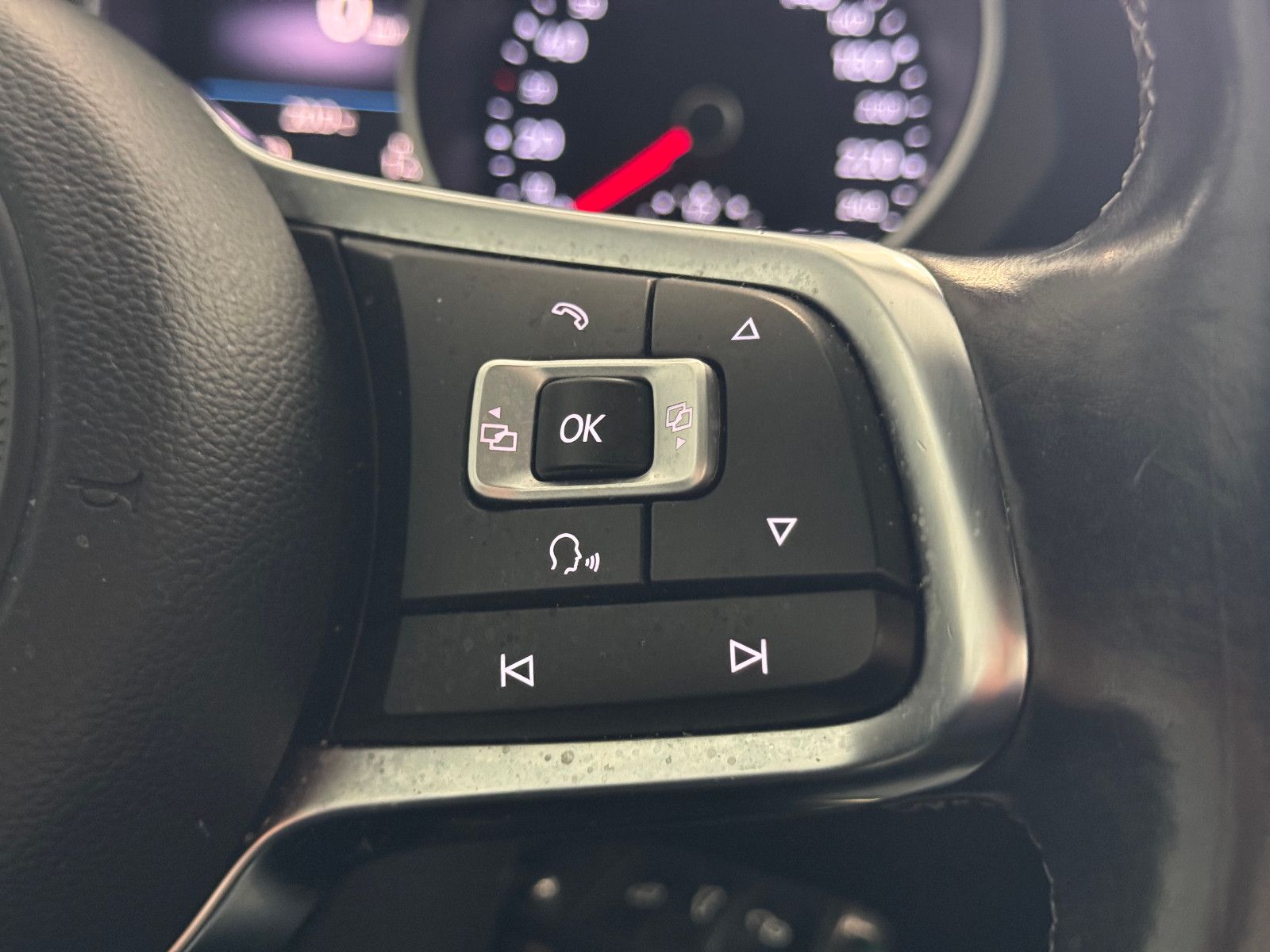 Fahrzeugabbildung Volkswagen Tiguan DSG 4MO 3X R-LINE PANO MEMORY BLACK STYLE