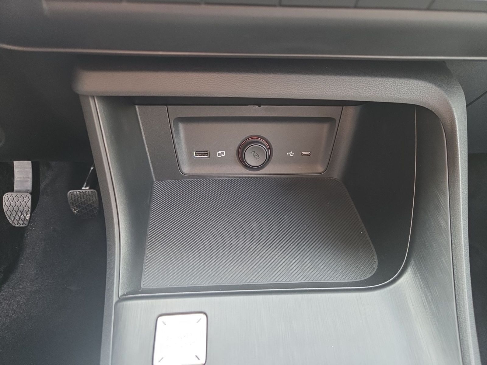 Fahrzeugabbildung MG ZS 1.5 116 PS Schalter Standard *NAVI*KLIMA*DAB*