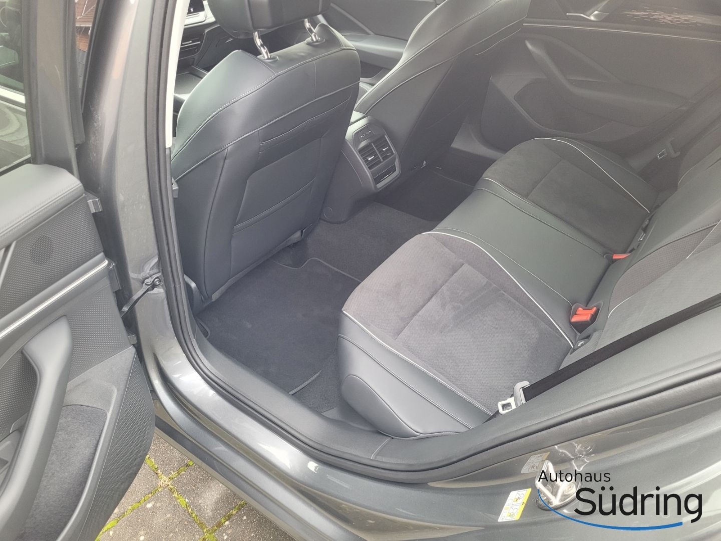 Passat Variant 2,0 TDI Business DSG HUD AHK Navi