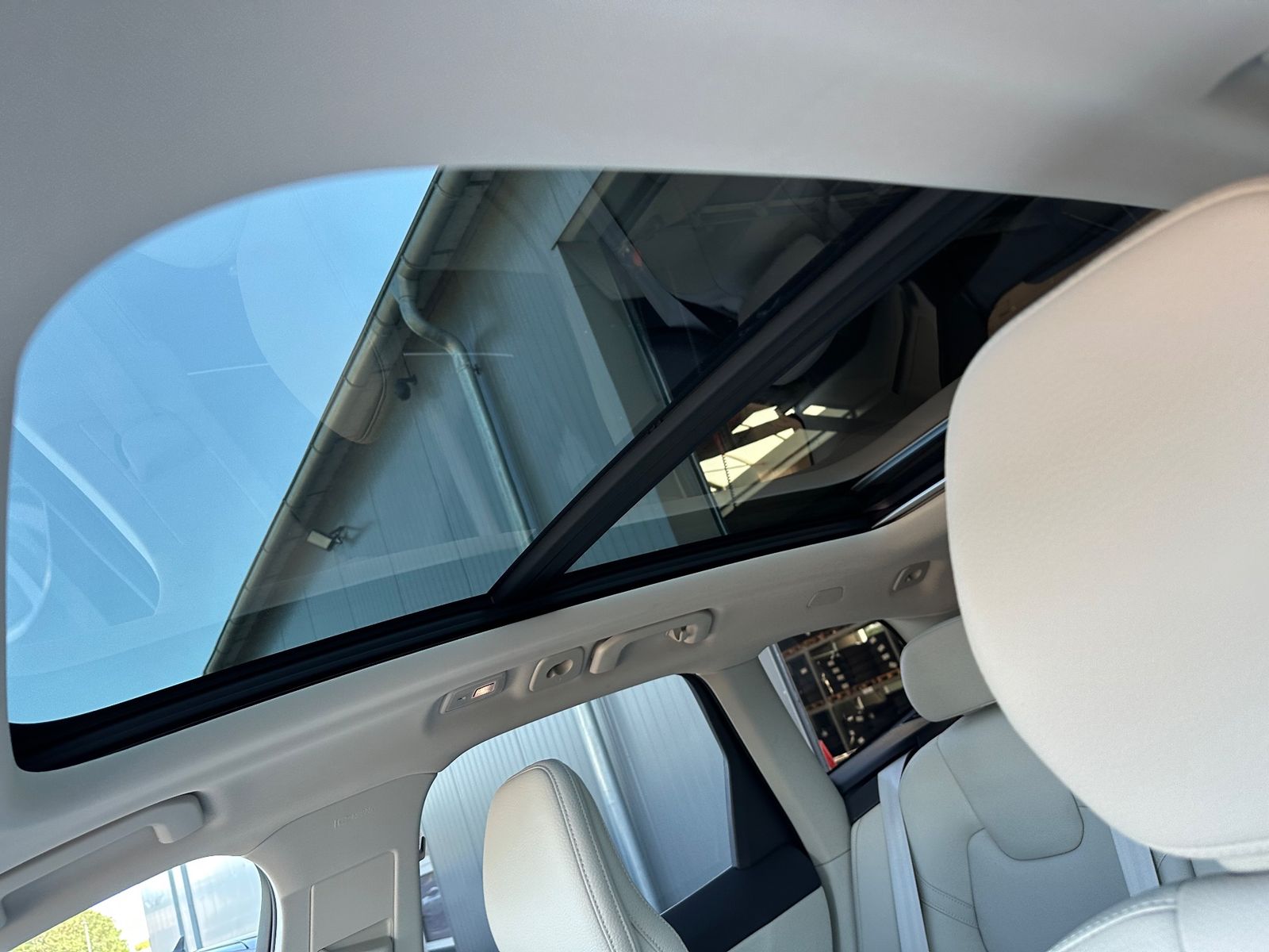 Fahrzeugabbildung Volvo XC60 T6 AWD Recharge Core NAV+LED+PANO+AHK+STHZG
